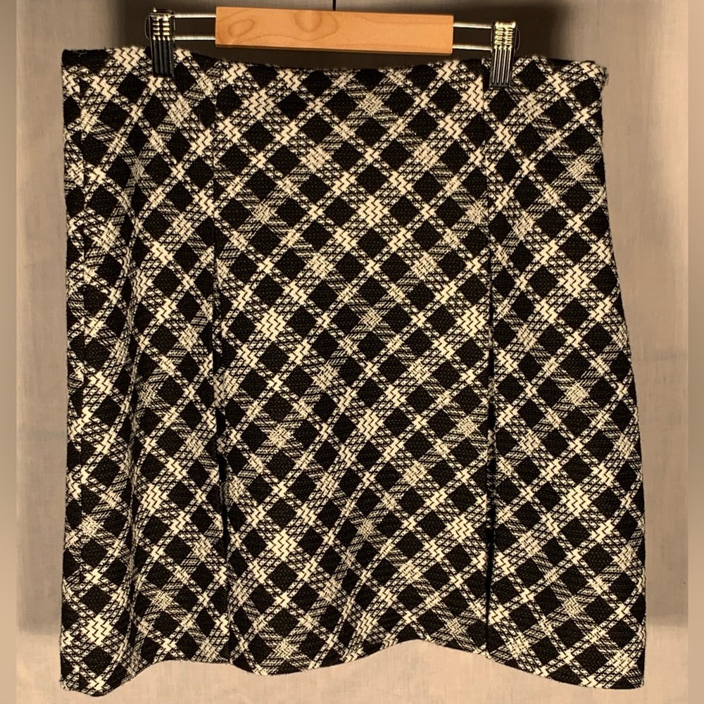 Woman’s NWT Karl Lagerfeld houndstooth print pleated skirt size: 10